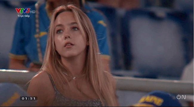 Một CĐV xinh đẹp trên khán đài