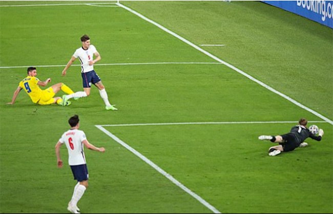 Pickford ở trận đấu với Ukraine