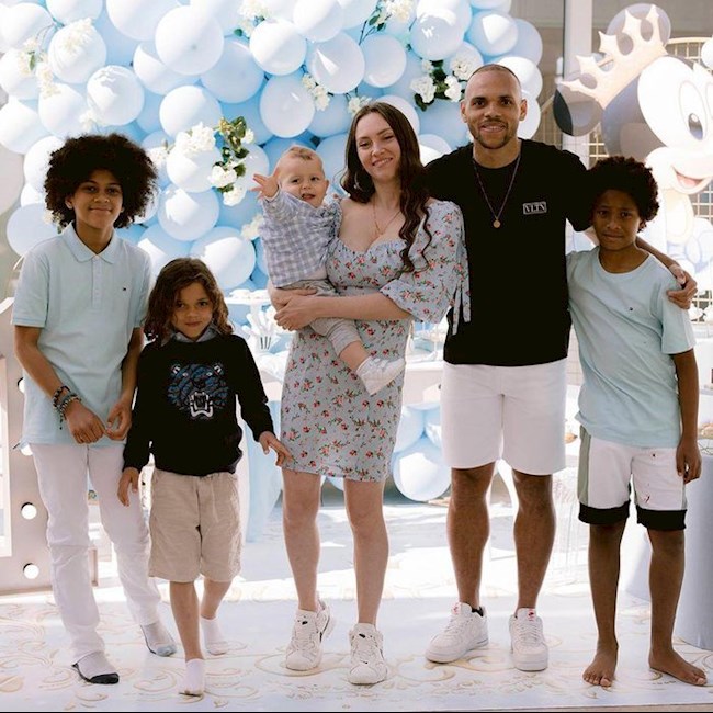 Anne-Laure Louis, vợ của tiền đạo Martin Braithwaite.