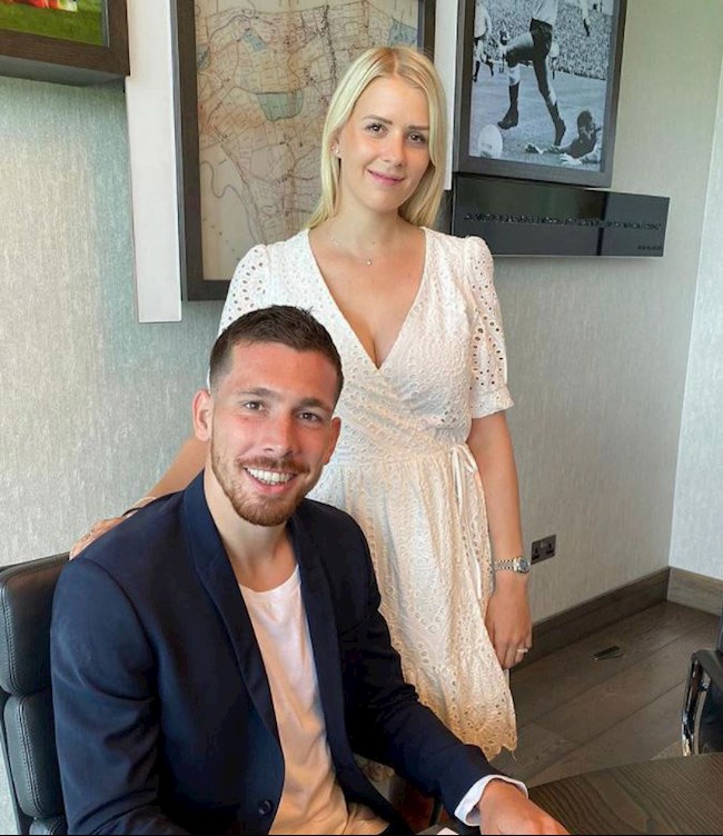 Hojbjerg và Josephine kết hôn vào tháng 9 năm 2017, họ đã có một bé gái và một bé trai kháu khỉnh. Josephine thuộc mẫu người nhạy cảm. Cô tránh những nơi ồn ào, không thể hiện danh tiếng của chồng nhằm thu hút sự chú ý, và mạng xã hội được để theo ch