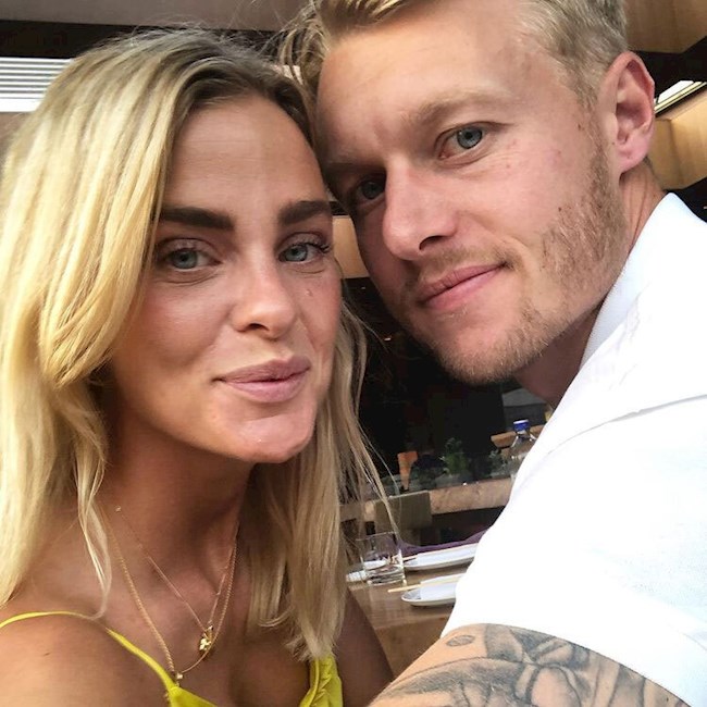 Elina Gollert đang có mối tình đẹp với trung vệ Simon Kjaer, cô thường xuyên đăng ảnh chồng con lên trang cá nhân.