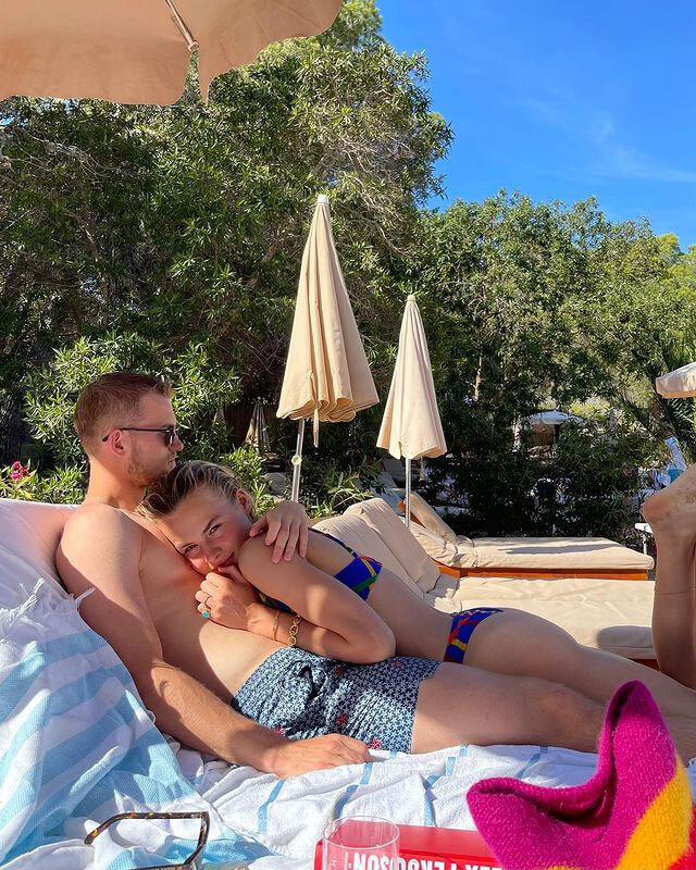 Cặp sao Hà Lan đi du lịch cùng bạn gái Cặp sao Hà Lan đi du lịch cùng bạn gái