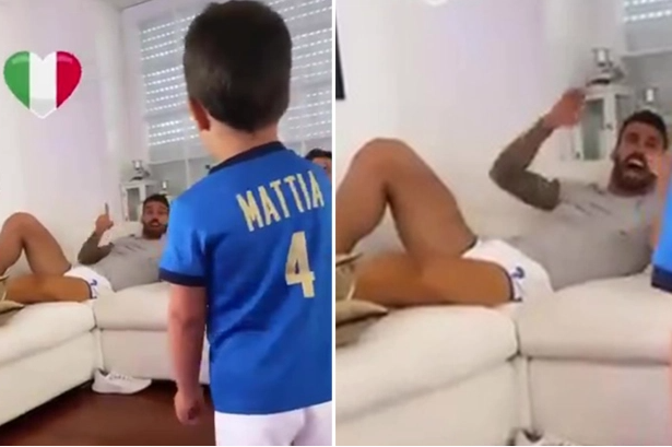 Spinazzola cùng con trai hát quốc ca Italia