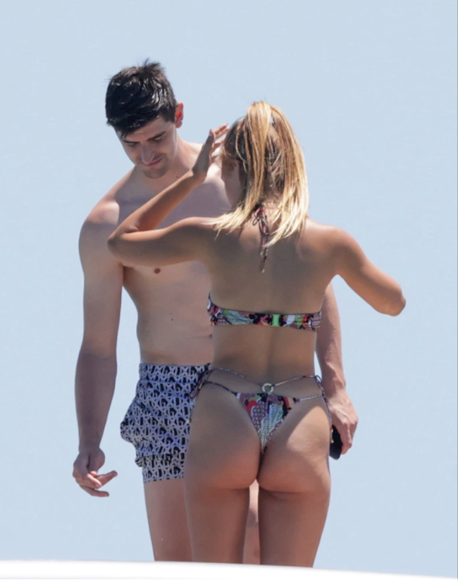 Thibaut Courtois thân mật với bạn gái