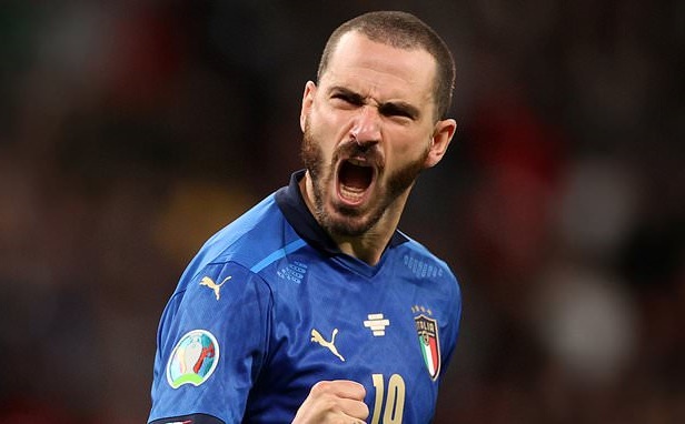 Hài hước tình huống Bonucci ăn mừng với khán giả rồi bị cấm trở lại sân