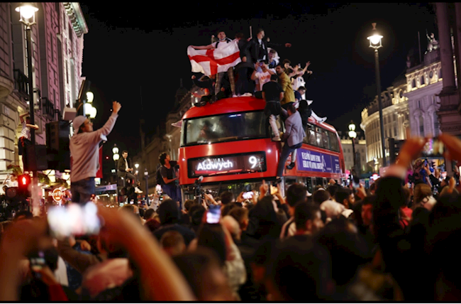 NHM ĐT Anh ăn mừng sau trận thắng Đan Mạch