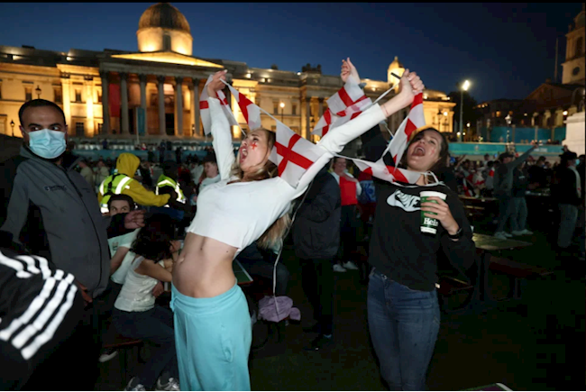 NHM ĐT Anh ăn mừng sau trận thắng Đan Mạch