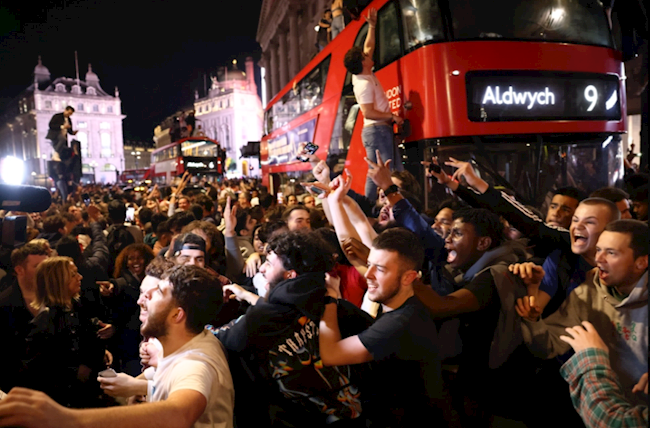 NHM ĐT Anh ăn mừng sau trận thắng Đan Mạch