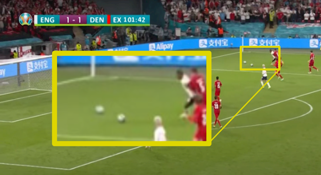 2 trái bóng trên sân trận Anh 2-1 Đan Mạch