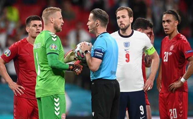 ĐT Anh bị phạt sau hàng loạt hành vi xấu xí của CĐV