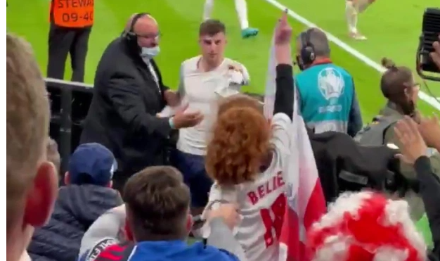 Mason Mount tặng quà cho fan nữ Mason Mount tặng quà cho fan nữ