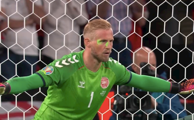 Bị rọi laser vào mắt, Kasper Schmeichel vẫn cản được quả penalty của Kane
