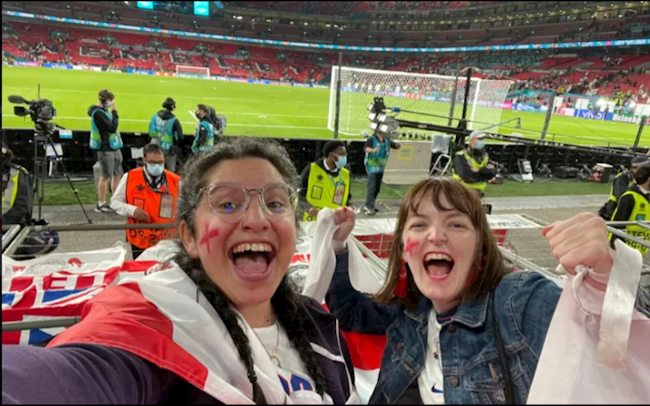 Fan nữ bị đuổi việc vì lén lút đến sân theo dõi ĐT Anh thi đấu