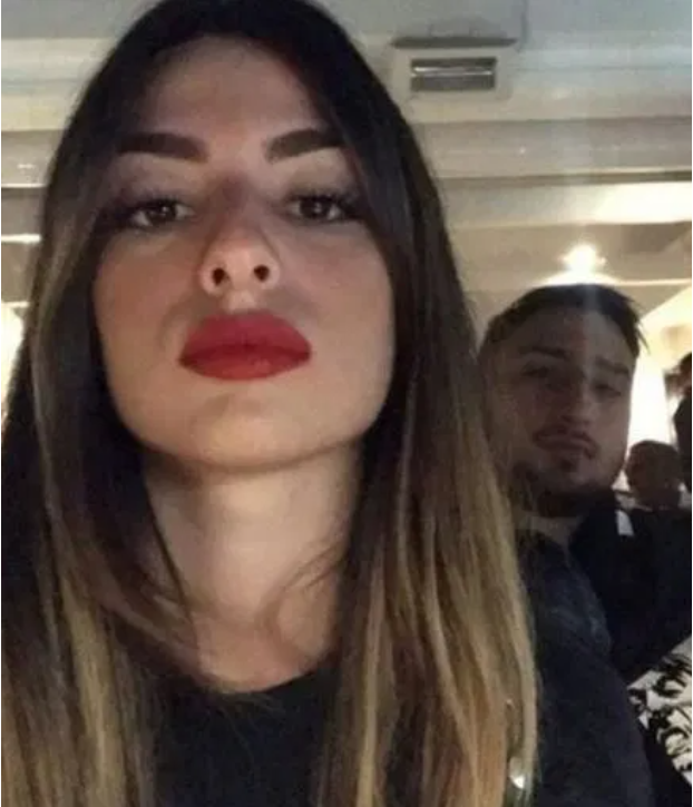 Alessia Elefante đã hẹn hò với Gianluigi Donnarumma từ năm 16 tuổi, hai người thể hiện tình yêu mãnh liệt khi nhiều lần đăng ảnh lên trang cá nhân.