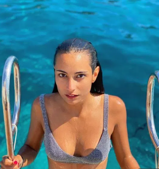 Thessa Lacovich là bạn gái của Manuel Locatelli. Người đẹp 23 tuổi tự hào có bằng Thạc sĩ về chiến lược truyền thông kỹ thuật số.