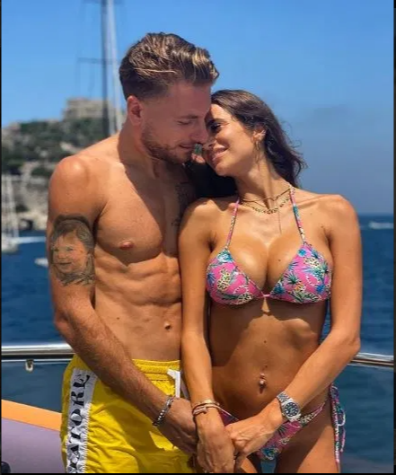 Ciro Immobile chụp ảnh với cô vợ xinh đẹp Jessic Melena. Cặp đôi gặp nhau khi cô còn là sinh viên tại Đại học L