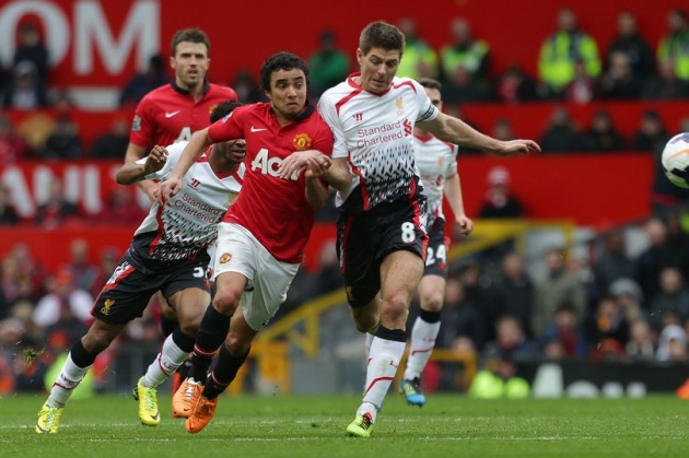 Rafael da Silva và Steven Gerrard trong một tình huống tranh chấp