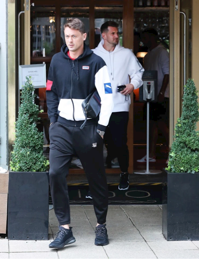 Matic rời nhà hàng sau bữa trưa