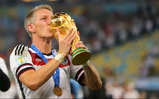 Bastian Schweinsteiger: Máu và đôi chân chuột rút