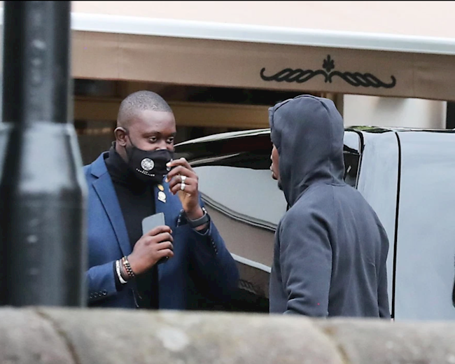 Paul Pogba kín đáo rời nhà hàng