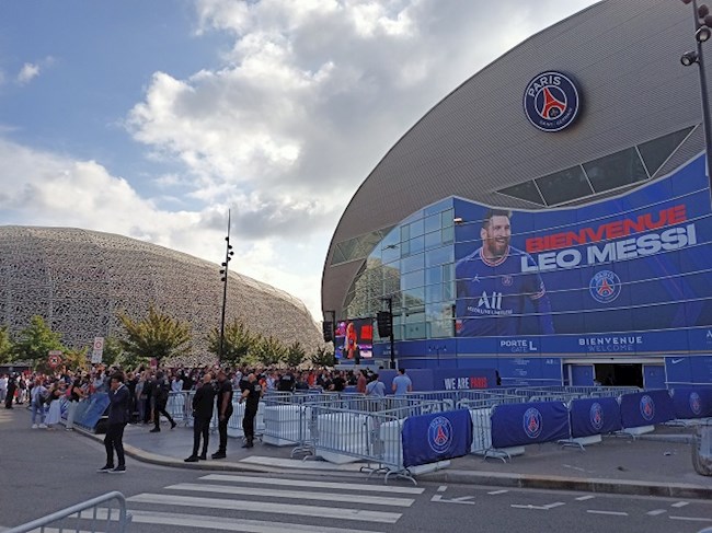 NHM PSG bên ngoài sân Công viên các Hoàng tử