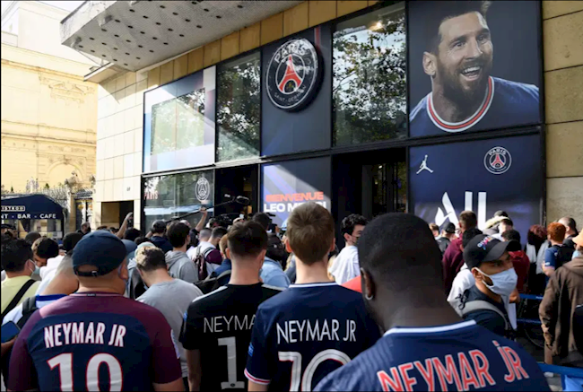 CĐV PSG xếp hàng mua áo của Lionel Messi