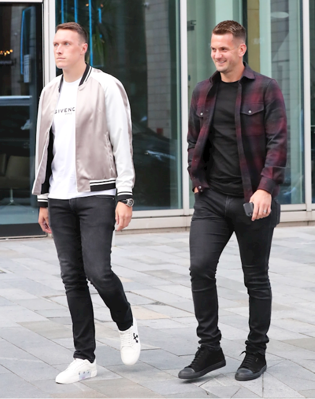 Phil Jones và tân binh Tom Heaton