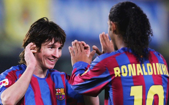 Ronaldinho nhắn Messi: “Tôi đã ngửi thấy nhà vô địch C1 rồi”