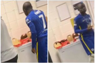 Mặc kệ các đồng đội ăn mừng, Kante... ăn vụng trong phòng thay đồ