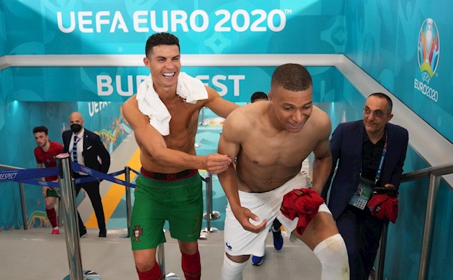 PSG muốn mua Ronaldo thay Mbappe