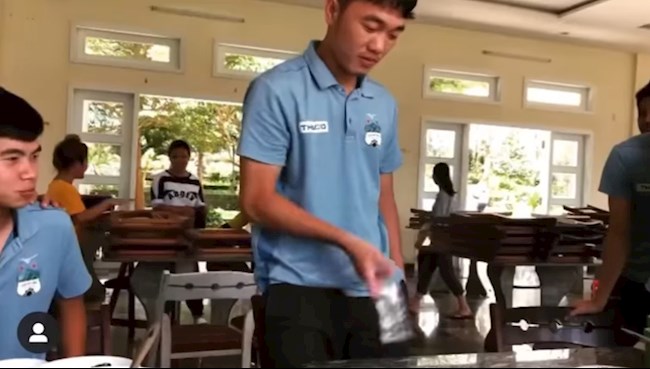 Xuân Trường tung chai nước và cái kết được mát xa miễn phí