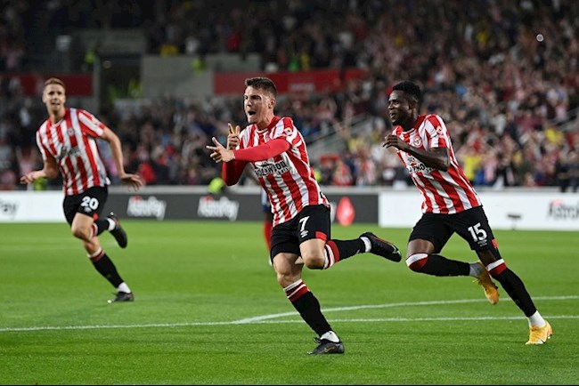 Sergi Canos tỏa sáng trước Arsenal