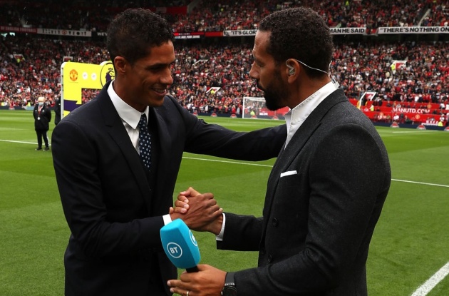 Varane ôm Rio Ferdinand trên sân Old Trafford