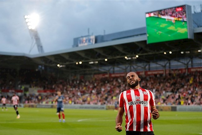 Mbuemo nuối tiếc sau pha dứt điểm trúng cột dọc