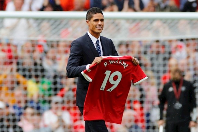 Có mặt ở Old Trafford, Varane vẫn chọn xem trận MU vs Leeds qua TV