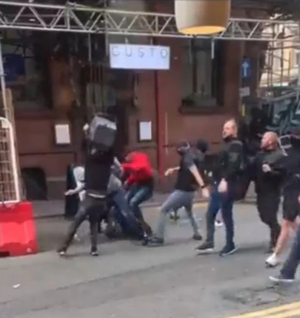 CĐV MU và Leeds choảng nhau CĐV MU và Leeds choảng nhau