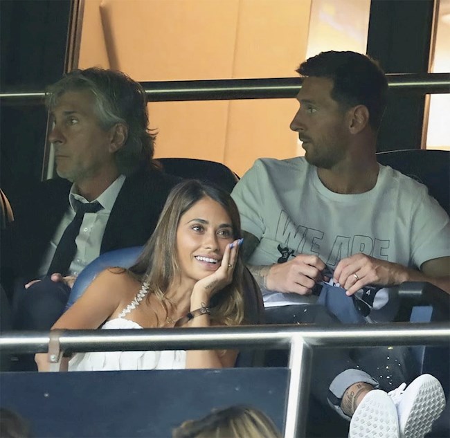 Sau màn ra mắt hoành tráng, Messi lên khán đài theo dõi trận đấu. Ngồi bên cạnh anh là cô vợ Antonella.