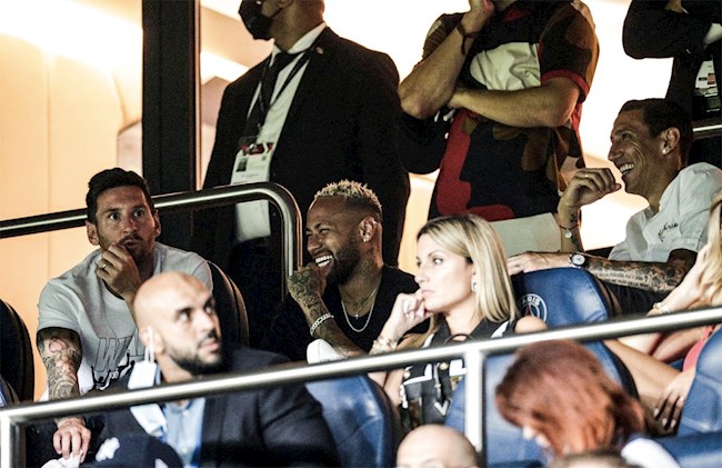 Ngoài người vợ thân yêu, bên cạnh Messi còn có Neymar và Angel di Maria. 2 cầu thủ này cũng không có tên trong danh sách thi đấu ở trận gặp Strasbourg.