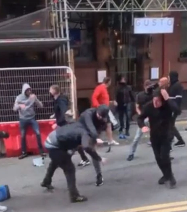 CĐV MU và Leeds choảng nhau CĐV MU và Leeds choảng nhau