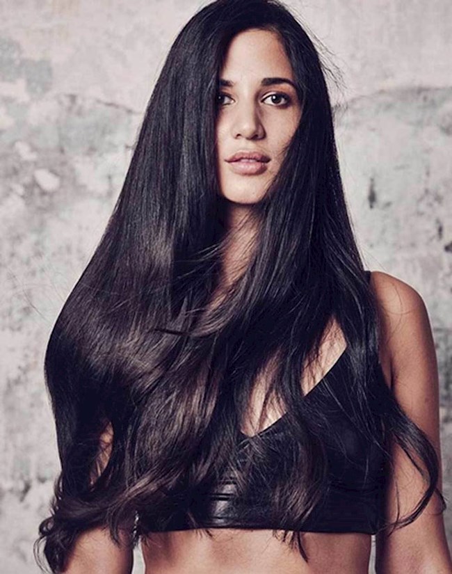 Marrion Areola (Vợ Alphonse Areola): Areola được PSG cho West Ham mượn ở Hè năm nay. Thủ thành này có 3 con gái với Marrion Areola. Người đẹp 33 tuổi là một người mẫu đắt khách, cô có hơn 100.000 lượt theo dõi trên Instagram. Ngoài việc làm người mẫu