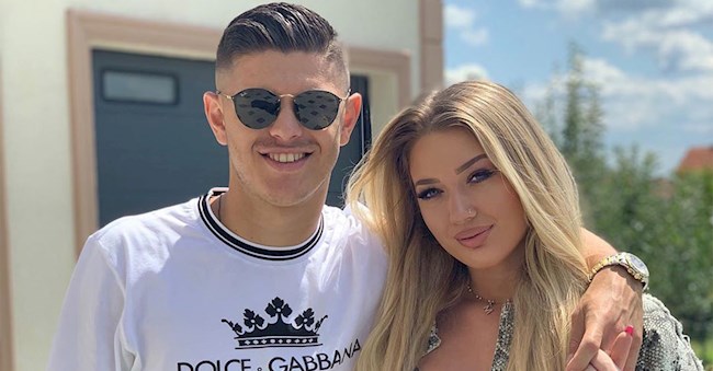 Kera Rashica (Vợ của Milot Rashica): Milot Rashica chuyển từ Werder Bremen sang Norwich với giá 9.4 triệu bảng, anh đã mang theo cô vợ Kera Rashica tới Anh. Người đẹp 25 tuổi là một người mẫu, cô có 59.000 lượt theo dõi trên Instagram.