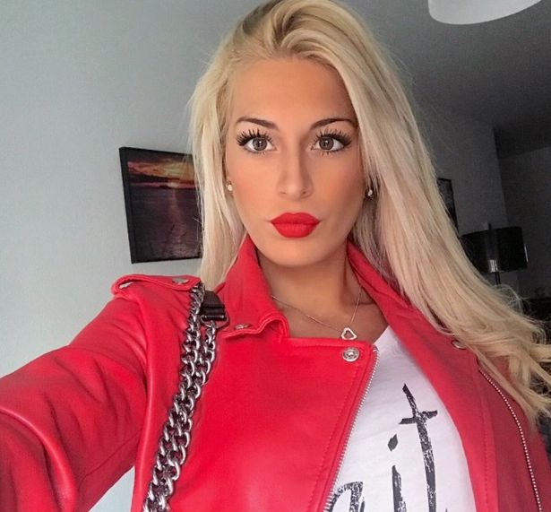 Claudia Buendia (Vợ của Emi Buendia): Emi Buendia tới Aston Villa từ Norwich với giá 30 triệu bảng. Anh và cô vợ 24 tuổi có thói quen tập thể dụng cùng nhau. Vợ của Buendia ở nhà nội trợ, cô sở hữu một thân hình rất chuẩn.