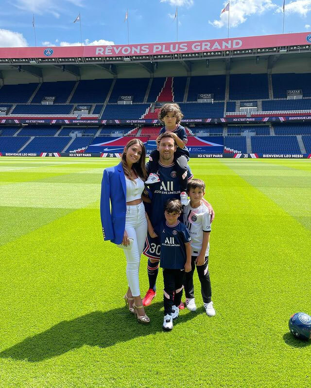 Antonella chắc chắn là cái tên đáng chú ý nhất. Người đẹp là vợ của tiền đạo Lonel Messi. Sau khi cầu thủ người Argentina ký hợp đồng với PSG, Antonella và ba con trai Thiago, Mateo và Ciro đều chuyển tới nước Pháp sinh sống.