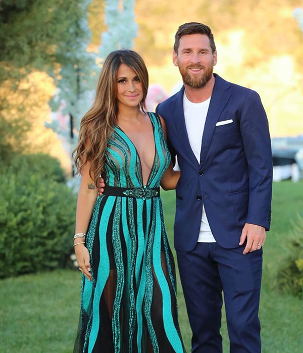 Antonella kém Messi một tuổi, là bạn gái thanh mai trúc mã của anh. Vợ Messi là mẫu người dịu dàng, chu đáo cô luôn ở bên chồng ở mọi khoảnh khắc trong cuộc sống.