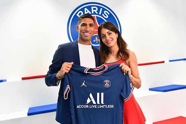 Hiba Abouk là bạn gái của Achraf Hakimi, một trong những tân binh của PSG ở Hè 2021. Người đẹp này hơn cầu thủ người Ma-Rốc đến 12 tuổi.