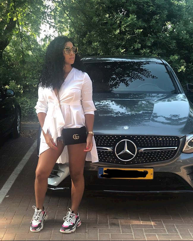 Mirella Pereira năm nay 26 tuổi. Cô có hơn 16 nghìn người theo dõi trên mạng xã hội. Mirella yêu thích du lịch và kể từ khi bắt đầu hẹn hò với Wijnaldum, cô đã đến thăm các thành phố như Dubai, Barcelona, Marbella, Paris…