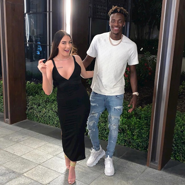 Cô bạn gái nóng bỏng của Tammy Abraham