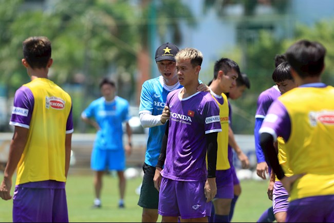 Trợ lý Kim Han-yoon cho ĐT U22 Việt Nam rèn thể lực giữa trưa nắng Trợ lý Kim Han-yoon cho ĐT U22 Việt Nam rèn thể lực giữa trưa nắng