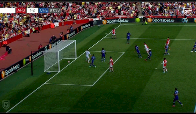 Joe Willock đưa bóng đi qua vạch vôi