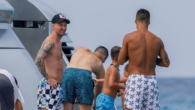 Messi cùng Suarez và Fabregas nghỉ ngơi ở Tây Ban Nha